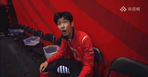 刷到孫龍被判犯規的瞬間,我忽然想起那些年在海外追比賽的卡頓夜晚