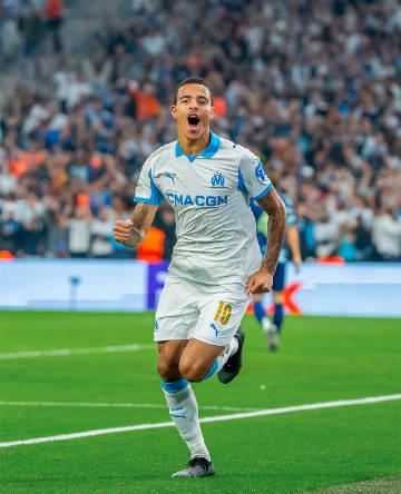 刷到歐冠前曼聯球員集體爆發的瞬間,我忽然想起當年熬夜追比賽的青春時光