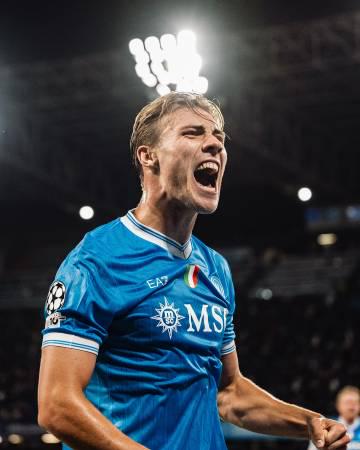 刷到歐冠前曼聯球員集體爆發的瞬間,我忽然想起當年熬夜追比賽的青春時光