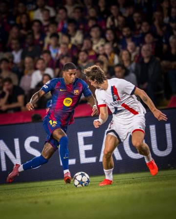 刷到歐冠前曼聯球員集體爆發的瞬間,我忽然想起當年熬夜追比賽的青春時光