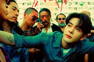 刷到曾舜晞新歌《夏日戲劇》時,我正卡在海外追劇的轉圈圈裡——那粵語旋律讓我瞬間穿越回老家巷口的奶茶店