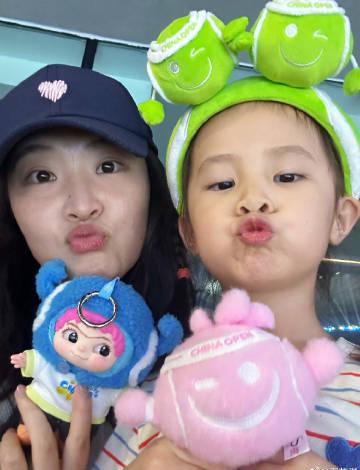 海外華人看不了國內影視?惠若琪帶娃看中網的溫馨畫面,讓我想到那些年追劇的時光