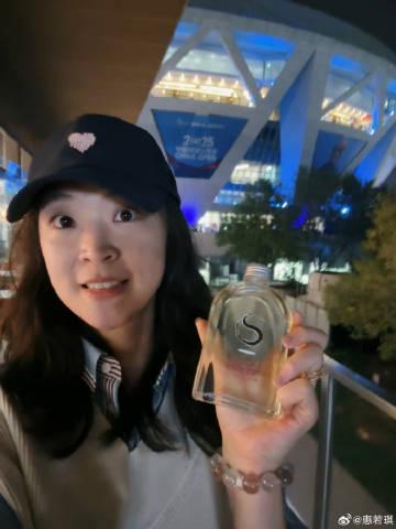 海外華人看不了國內影視?惠若琪帶娃看中網的溫馨畫面,讓我想到那些年追劇的時光