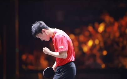 刷到向鵬的賽後微博才發現,原來海外遊子最扎心的不是時差,是連句「恭喜頭哥」都發不出去