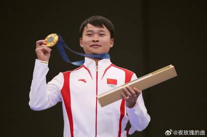 刷到全運會賽程表時,我正幫澳洲表妹查怎麼解除地區限制——謝瑜出戰的這場比賽,讓我突然想起當年校運會的遺憾