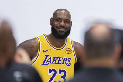 刷到詹姆斯復出消息時,我正在幫海外表弟解決追劇卡頓——原來我們都在等一個「回歸」