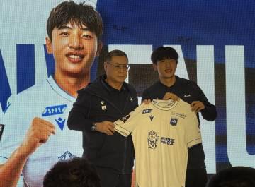 刷到英超狼隊關注徐彬的消息,我翻出十年前那件褪色球衣,才懂什麼叫真正的留洋夢